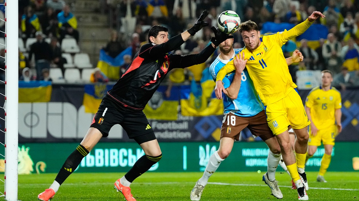 VAR в футболе: спорные моменты, ошибки и влияние на современное судейство - 2